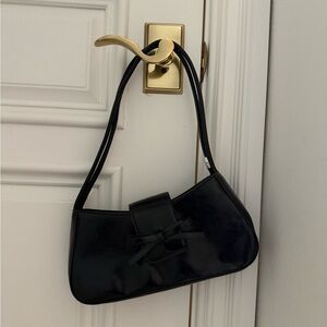 black shoulder bag